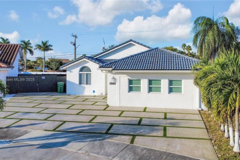 House in Kendall, Florida 4 bedrooms, 188.22 sq.m. № 1975767 - photo 1