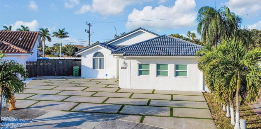 House in Kendall, Florida 4 bedrooms, 188.22 sq.m. № 1975767