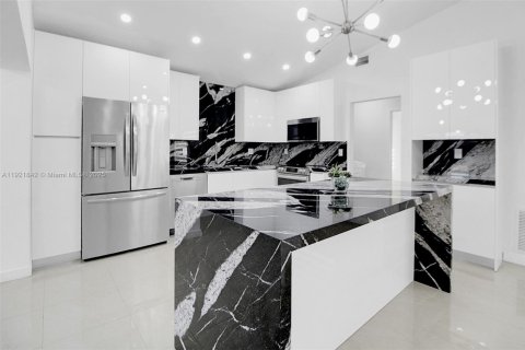 House in Kendall, Florida 4 bedrooms, 188.22 sq.m. № 1975767 - photo 3