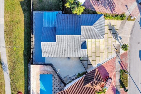 House in Kendall, Florida 4 bedrooms, 188.22 sq.m. № 1975767 - photo 23