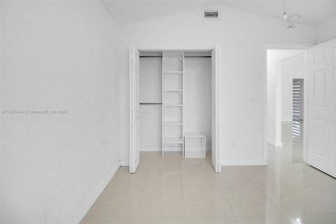 House in Kendall, Florida 4 bedrooms, 188.22 sq.m. № 1975767 - photo 13