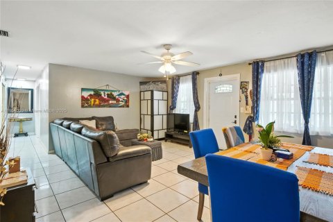 House in Fort Lauderdale, Florida 3 bedrooms, 109.25 sq.m. № 1887288 - photo 5