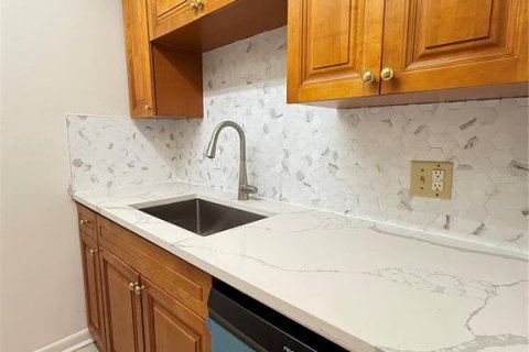 Condo in Tampa, Florida, 2 bedrooms № 2258261 - photo 10