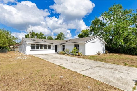 House in Deltona, Florida 3 bedrooms, 199.93 sq.m. № 1678986 - photo 2