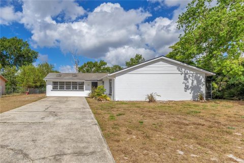 House in Deltona, Florida 3 bedrooms, 199.93 sq.m. № 1678986 - photo 1