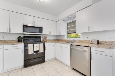 House in Deltona, Florida 3 bedrooms, 199.93 sq.m. № 1678986 - photo 13