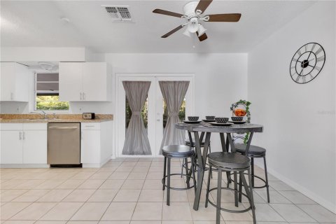 House in Deltona, Florida 3 bedrooms, 199.93 sq.m. № 1678986 - photo 16