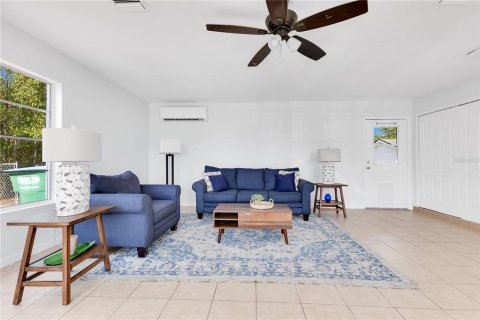 House in Deltona, Florida 3 bedrooms, 199.93 sq.m. № 1678986 - photo 5