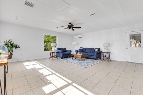 House in Deltona, Florida 3 bedrooms, 199.93 sq.m. № 1678986 - photo 6