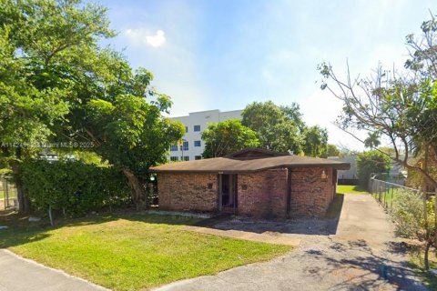 Commercial property in Miami, Florida № 2088919