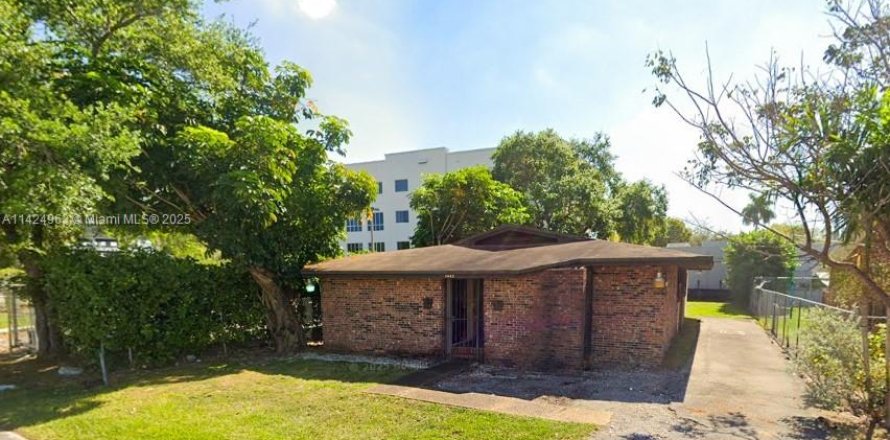 Commercial property in Miami, Florida № 2088919