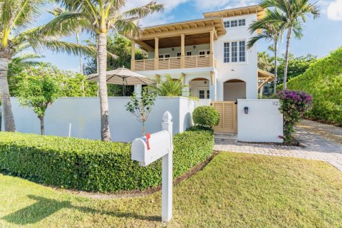 House in Delray Beach, Florida 4 bedrooms, 228.08 sq.m. № 1007563 - photo 1