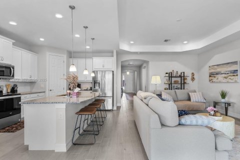 House in Cape Coral, Florida 4 bedrooms № 1994041 - photo 3