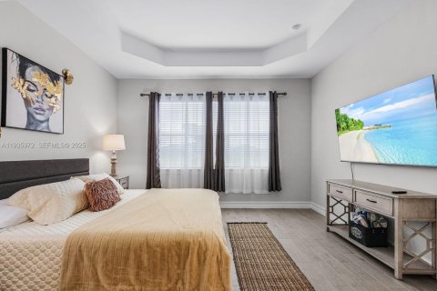 House in Cape Coral, Florida 4 bedrooms № 1994041 - photo 9