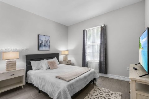 House in Cape Coral, Florida 4 bedrooms № 1994041 - photo 11