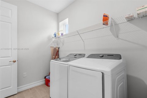 House in Cape Coral, Florida 4 bedrooms № 1994041 - photo 25