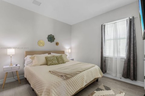 House in Cape Coral, Florida 4 bedrooms № 1994041 - photo 13