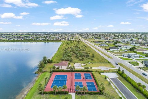 House in Cape Coral, Florida 4 bedrooms № 1994041 - photo 29