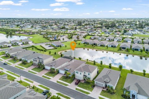 House in Cape Coral, Florida 4 bedrooms № 1994041 - photo 22