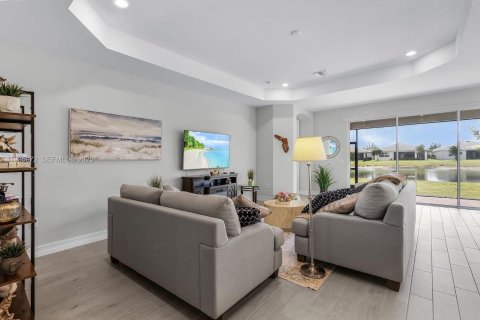 House in Cape Coral, Florida 4 bedrooms № 1994041 - photo 5