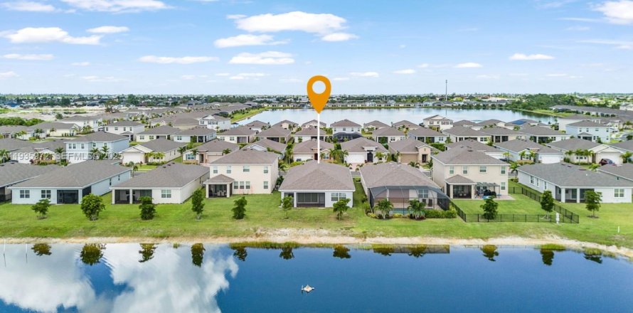 House in Cape Coral, Florida 4 bedrooms № 1994041