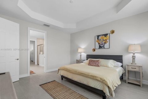 House in Cape Coral, Florida 4 bedrooms № 1994041 - photo 10