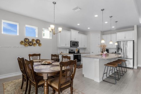 House in Cape Coral, Florida 4 bedrooms № 1994041 - photo 7