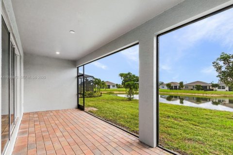 House in Cape Coral, Florida 4 bedrooms № 1994041 - photo 21