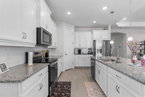 House in Cape Coral, Florida 4 bedrooms № 1994041 - photo 6