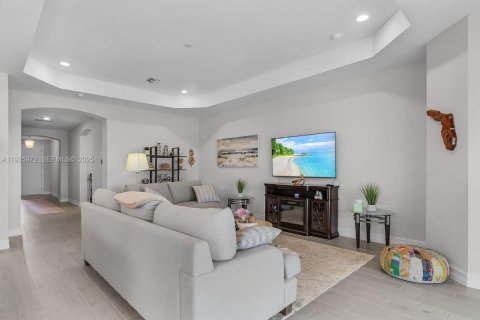 House in Cape Coral, Florida 4 bedrooms № 1994041 - photo 4