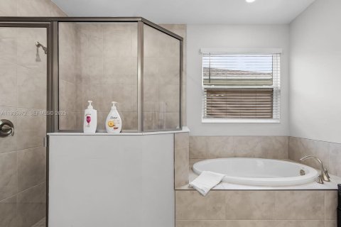 House in Cape Coral, Florida 4 bedrooms № 1994041 - photo 17