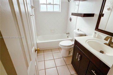 Casa en alquiler en Sunrise, Florida, 2 dormitorios, 83.24 m2 № 2010566 - foto 4