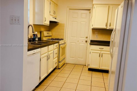 Casa en alquiler en Sunrise, Florida, 2 dormitorios, 83.24 m2 № 2010566 - foto 3