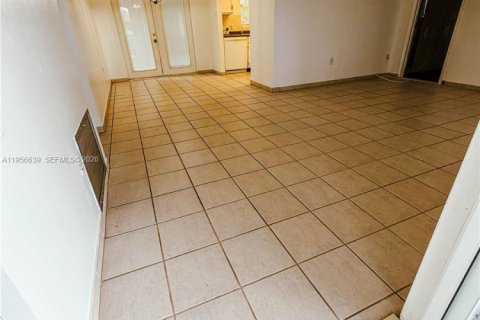 Casa en Sunrise, Florida 2 dormitorios, 83.24 m2 № 2010566