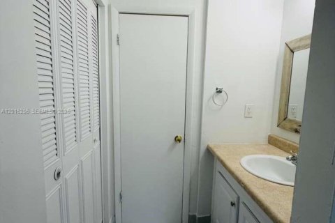 Condominio en alquiler en Coral Springs, Florida, 1 dormitorio, 83.61 m2 № 2084978 - foto 11