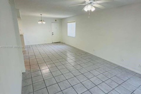 Condominio en alquiler en Coral Springs, Florida, 1 dormitorio, 83.61 m2 № 2084978 - foto 16