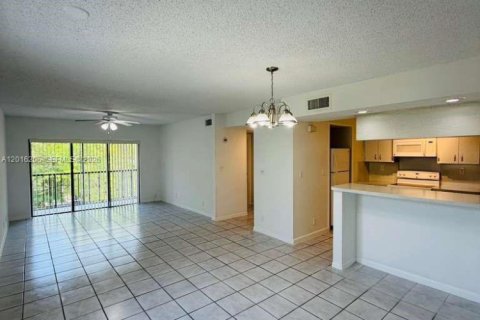Condominio en alquiler en Coral Springs, Florida, 1 dormitorio, 83.61 m2 № 2084978 - foto 7