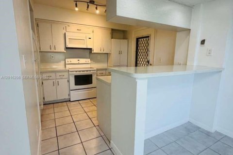 Condominio en alquiler en Coral Springs, Florida, 1 dormitorio, 83.61 m2 № 2084978 - foto 5