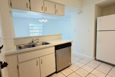 Condominio en alquiler en Coral Springs, Florida, 1 dormitorio, 83.61 m2 № 2084978 - foto 4