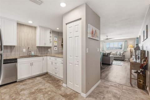 Condominio en venta en Port Charlotte, Florida, 1 dormitorio, 68.28 m2 № 2098628 - foto 5