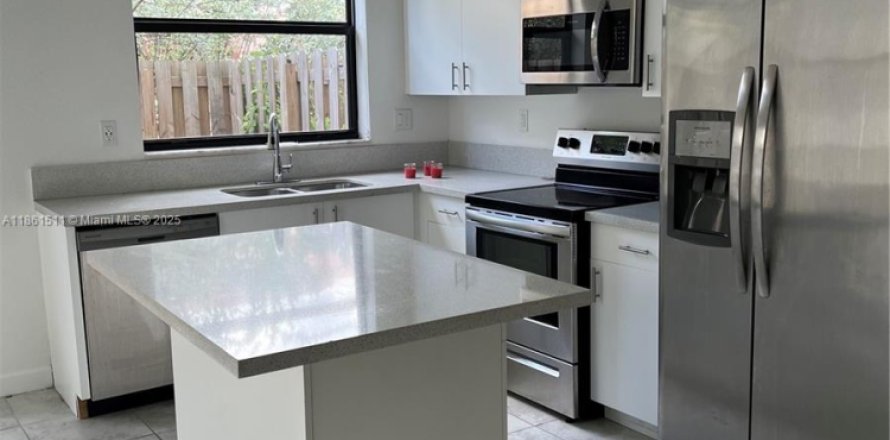 Adosado en Miami, Florida 3 dormitorios, 122.63 m2 № 1890460