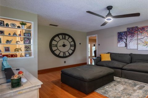 House in Seffner, Florida 3 bedrooms, 141.3 sq.m. № 1789538 - photo 6