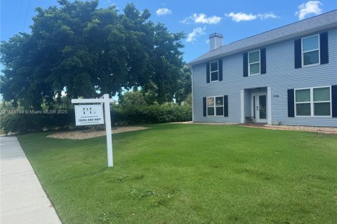 House in Marco Island, Florida 3 bedrooms, 129.51 sq.m. № 2012369