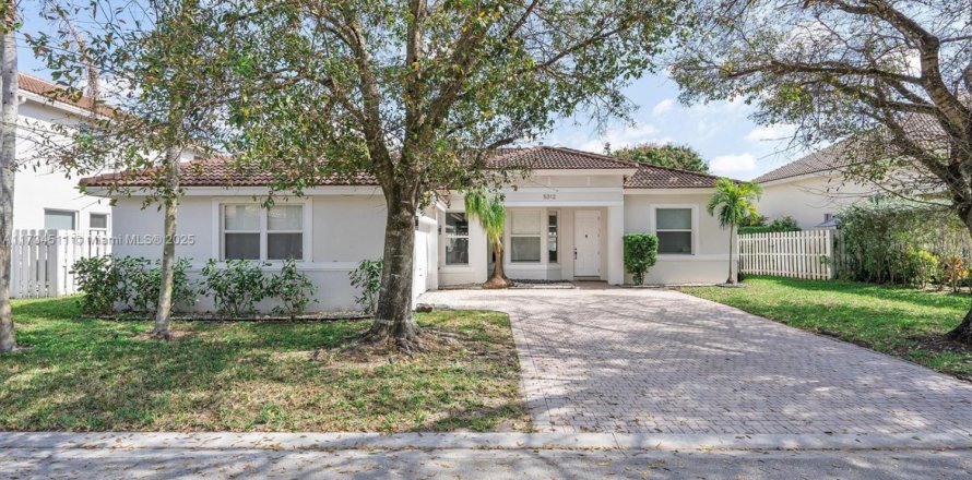 Casa en Hollywood, Florida 3 dormitorios, 168.52 m2 № 1696746