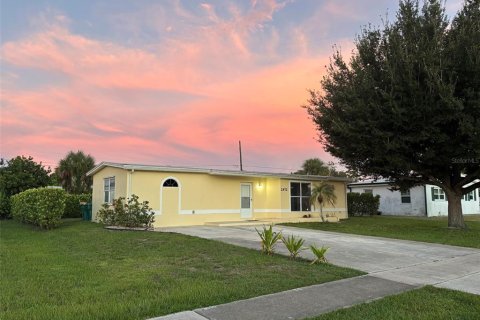 House in Port Charlotte, Florida 2 bedrooms, 104.98 sq.m. № 2304382