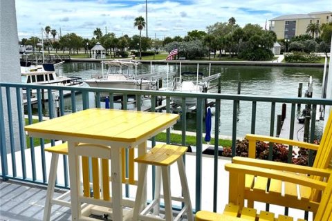 Townhouse in Madeira Beach, Florida 2 bedrooms, 96.62 sq.m. № 2208294 - photo 2