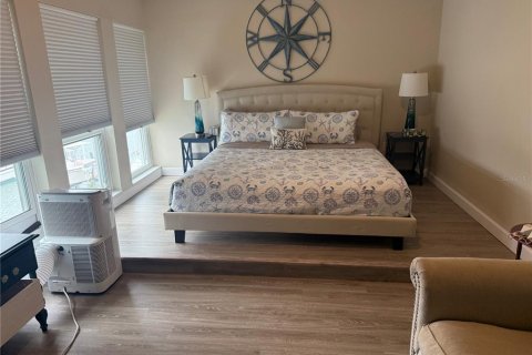 Townhouse in Madeira Beach, Florida 2 bedrooms, 96.62 sq.m. № 2208294 - photo 24