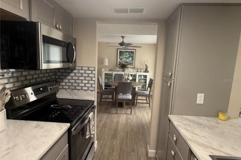 Townhouse in Madeira Beach, Florida 2 bedrooms, 96.62 sq.m. № 2208294 - photo 15