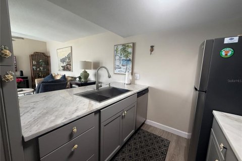 Townhouse in Madeira Beach, Florida 2 bedrooms, 96.62 sq.m. № 2208294 - photo 7