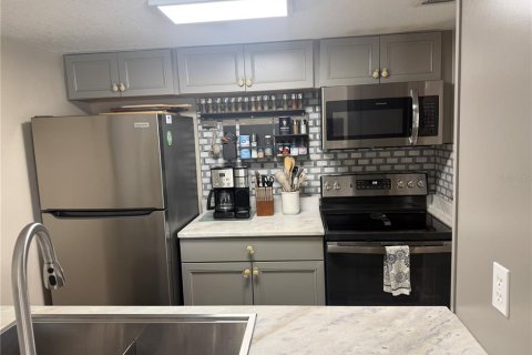 Townhouse in Madeira Beach, Florida 2 bedrooms, 96.62 sq.m. № 2208294 - photo 8